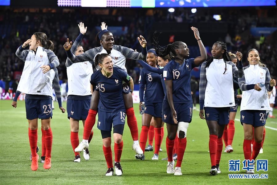 6月7日，法國隊球員在賽后慶祝勝利。新華社記者 陳益宸攝 