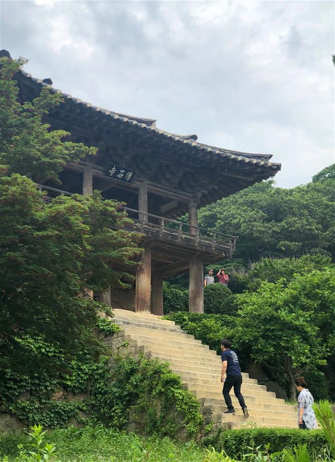 在韓國慶尚北道榮州市，游客在浮石寺內參觀（6月6日攝）。新華社記者 王婧嬙攝