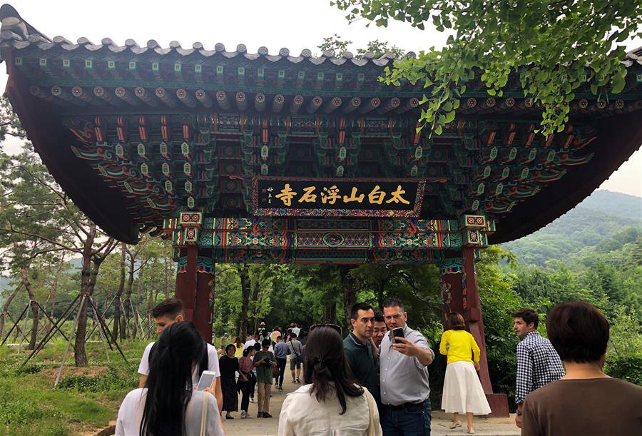 在韓國慶尚北道榮州市，游客在浮石寺內參觀（6月6日攝）。新華社記者 王婧嬙攝