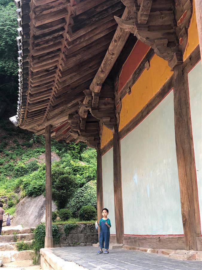 在韓國慶尚北道榮州市，游客在浮石寺內參觀（6月6日攝）。 新華社記者 王婧嬙攝