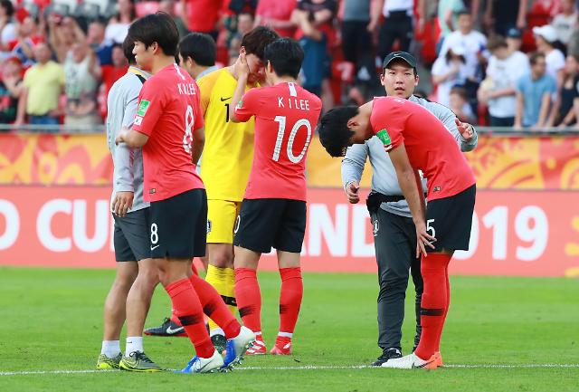 當地時間6月15日，在波蘭羅茲體育場，韓國隊球員們在比賽結束后互相安慰。在當天進行的2019國際足聯20歲以下（U20）世界杯決賽中，韓國隊1比3不敵烏克蘭隊獲得亞軍。 【圖片提供 韓聯社】