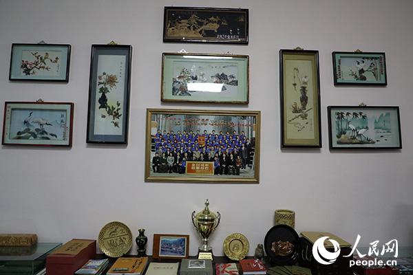 在東平壤第一中學教學樓一層的陳列室中，挂著一張東平壤第一中學教師代表2010年訪問北京五中時與“金日成班”師生們的合影。（記者 莽九晨攝）