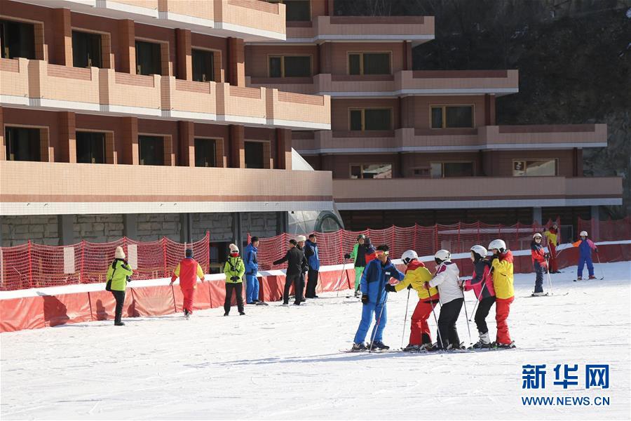 這是在朝鮮馬息嶺滑雪場，一名滑雪教練在教授學員（2019年2月23日攝）。新華社記者程大雨攝