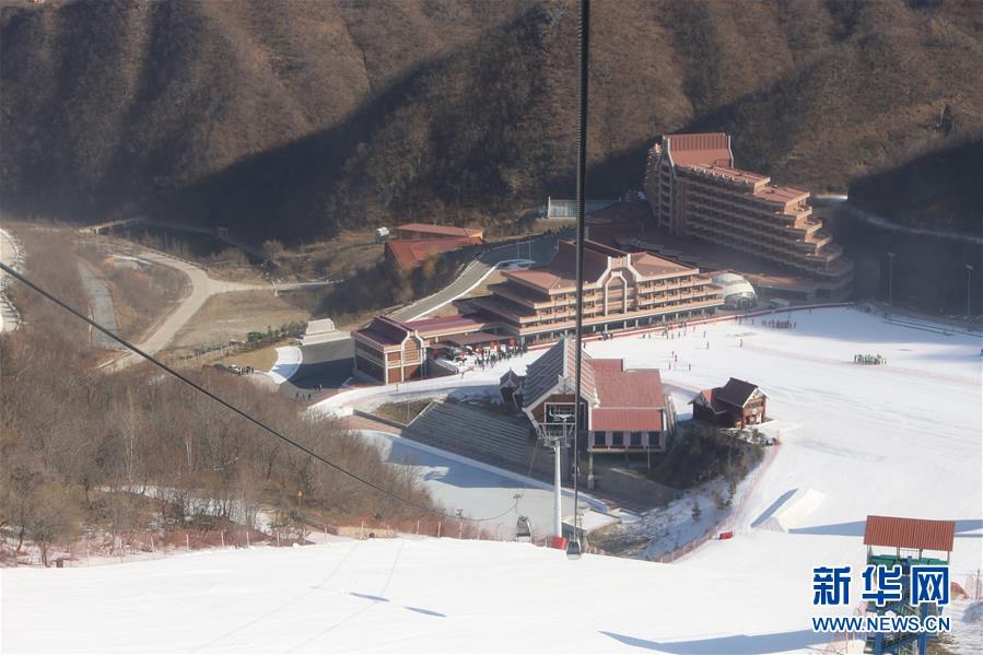這是從朝鮮馬息嶺滑雪場的索道纜車上俯瞰滑雪場（2019年2月23日攝）。新華社記者程大雨攝