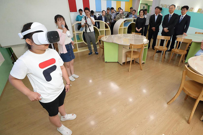 圖為韓國京畿道大成洞村大成洞小學的學生在配有增強現實設備的教室學習體驗。（照片由韓國電信公司提供）