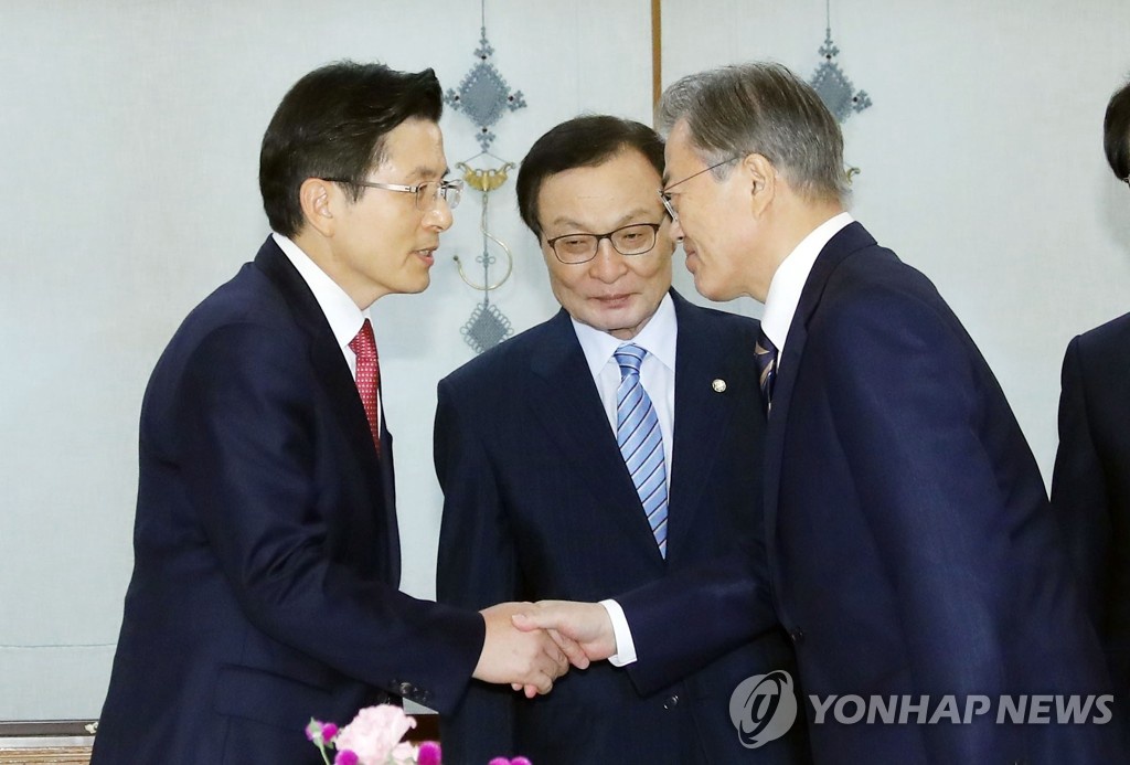 文在寅與第一大在野黨自由韓國黨黨首黃教安握手。