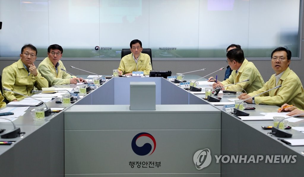 18日下午，韓國行政安全部部長陳永（音譯）在首爾光化門中央災難安全對策本部首爾情況中心主持召開第5號台風“丹娜絲”的中央及地方政府的緊急對策會議。
