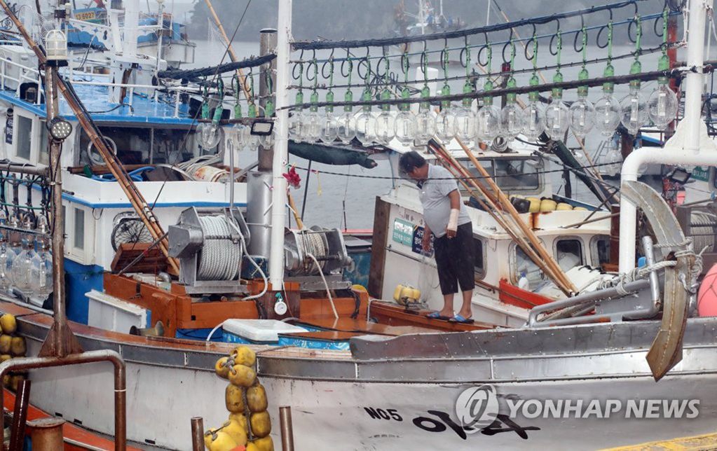 18日下午，在濟州道西歸浦港，漁民正在檢查漁船。