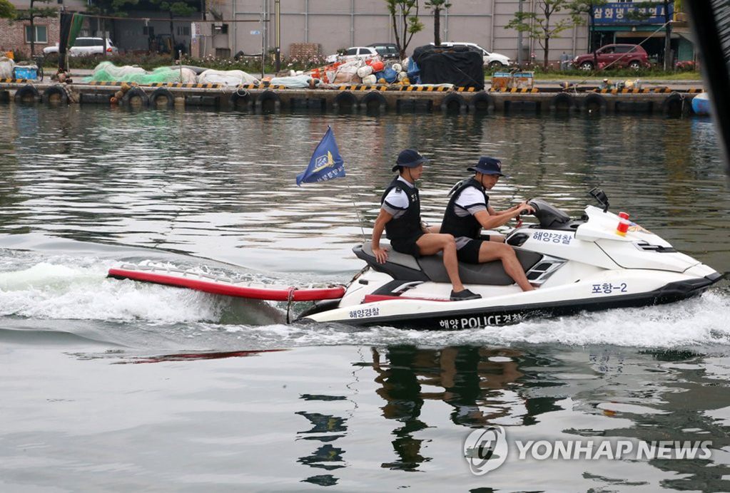 18日，在慶北浦項前海，浦項海洋警察署海警們正為應對台風進行巡邏。