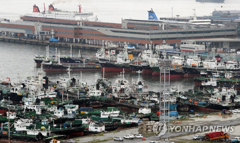 第5號台風“丹娜絲”北上即將登陸韓國。18日下午，船舶在釜山東區釜山港5號碼頭躲避。