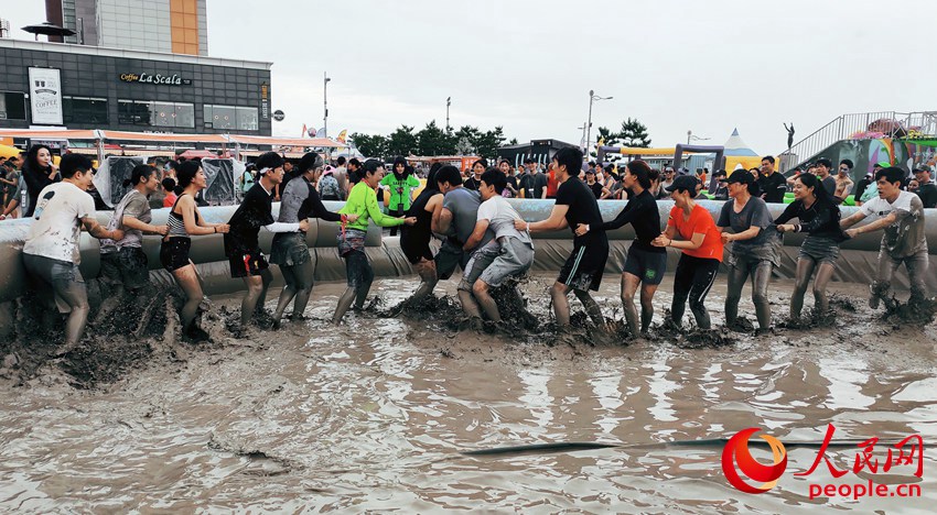 韓國保寧泥漿節開幕 游客上演泥漿大戰