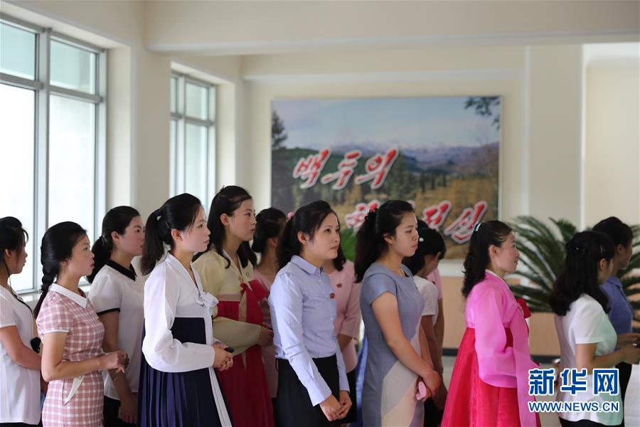 7月21日，在朝鮮平壤，當地選民在金正淑繅絲廠內的一個投票站外排隊等待投票。 新華社記者 程大雨攝