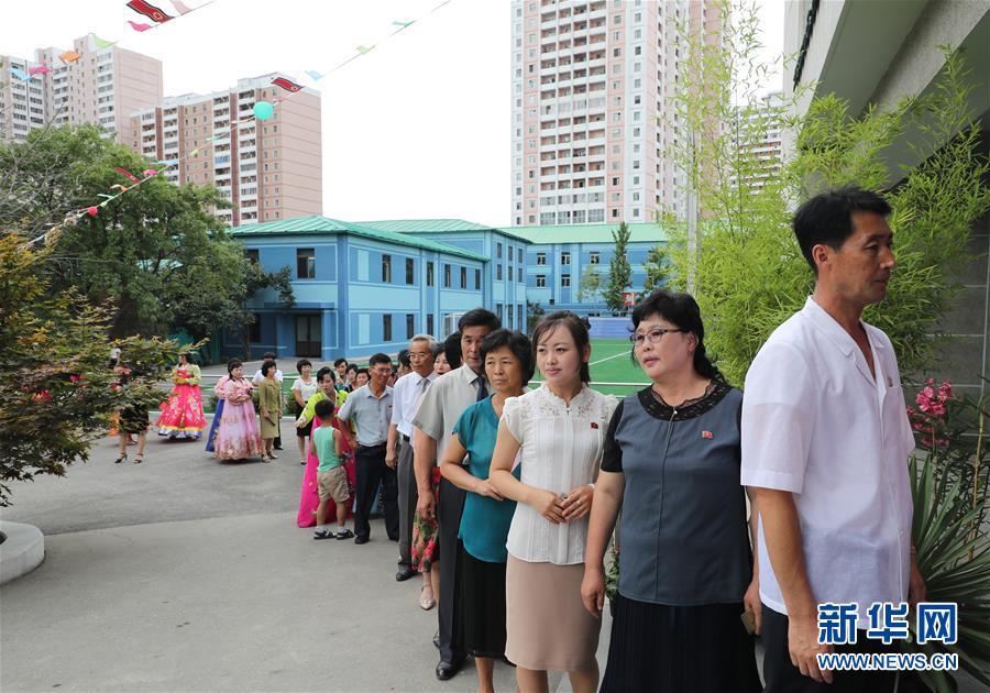 7月21日，在朝鮮平壤，當地選民在金正淑繅絲廠內的一個投票站外排隊等待投票。 新華社記者 程大雨攝