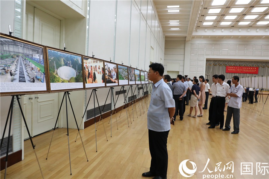 朝鮮民眾觀看圖片展。人民網記者  莽九晨攝
