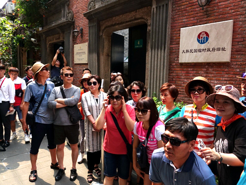 8月14日，韓國游客聚集在大韓民國臨時政府舊址合影留念。（圖片來源：韓聯社）