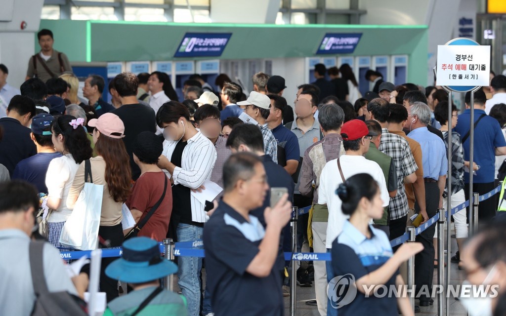 20日在首爾站，市民在售票窗前排隊購票，場面人山人海。