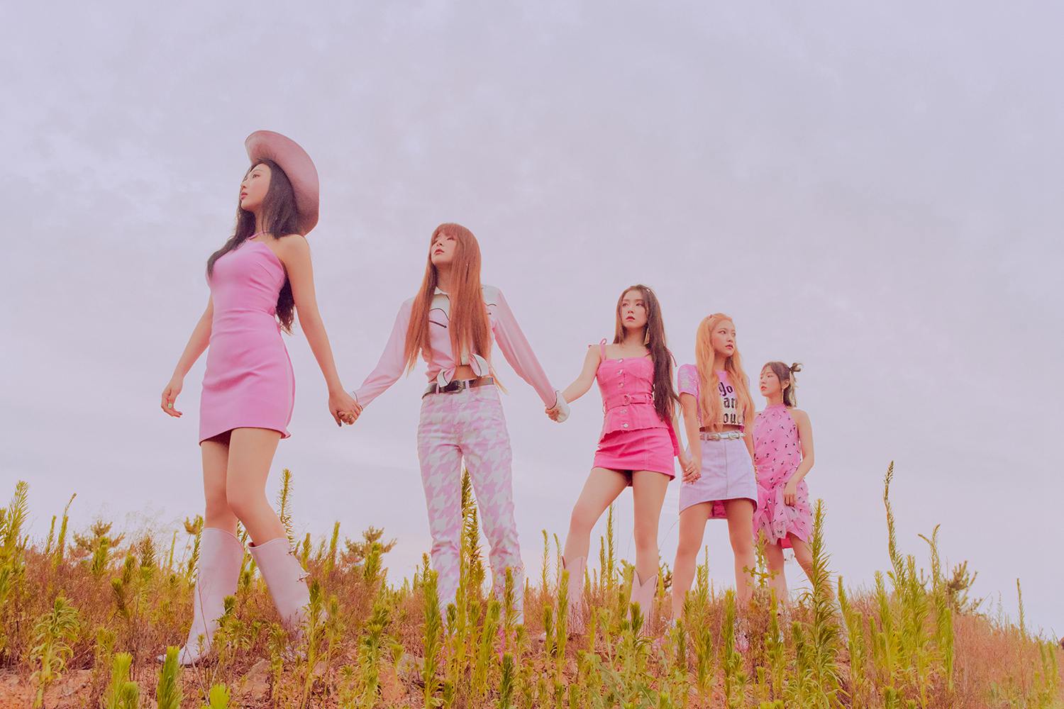 人民網訊 近日，韓國經紀公司SM娛樂公開了旗下人氣女子組合Red Velvet第三張迷你專輯《'The ReVe Festival' Day 2》的宣傳照。在公開的照片中，成員們身著格紋連衣裙，果汁美爆棚，展現了五人五色魅力。此外，Red Velvet此次回歸新輯已於8月20日正式發售，專輯公開后，主打歌《Umpah Umpah》迅速登上genie、bugs、naver music、ollehmusic、mnet music、soribada等各大音源榜榜首，並登頂36個國家和地區的iTunes榜單，再次印証了“夏日女王”的超強號召力。