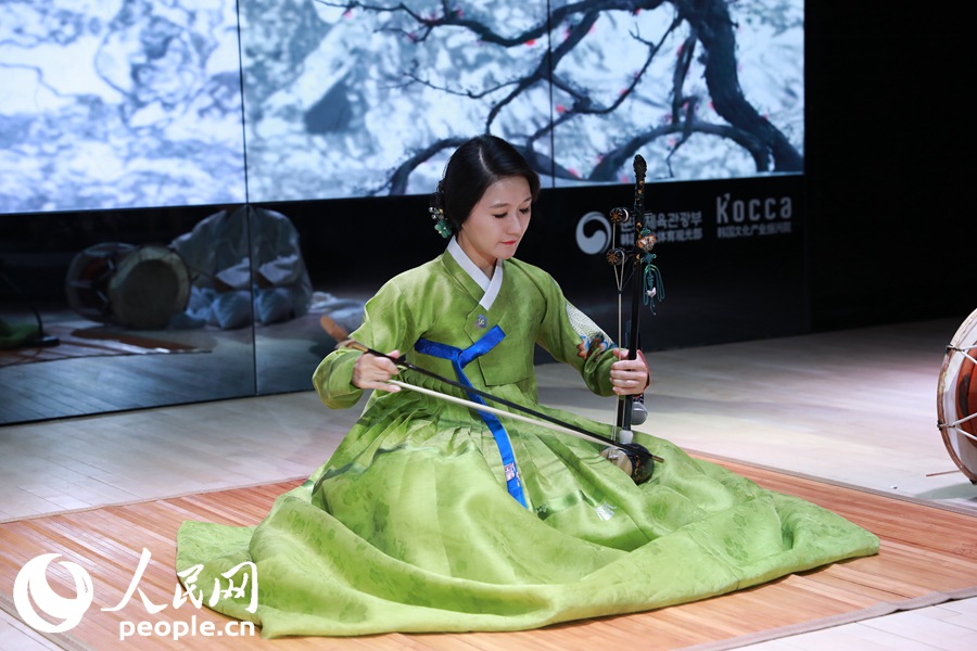盧銀娥教授演奏奚琴（照片由駐華韓國文化院提供）