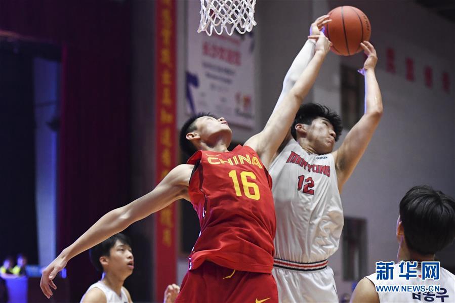 8月26日，中國隊球員曾凡博（左二）在比賽中搶籃板。 新華社記者薛宇舸攝