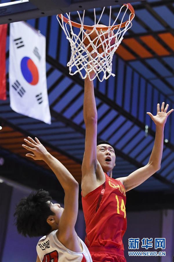 8月26日，中國隊球員張知垚（右）在比賽中上籃。 新華社記者薛宇舸攝