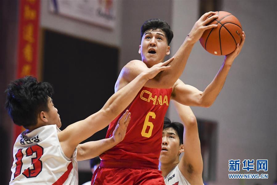 8月26日，中國隊球員西爾扎提·賽買提（中）在比賽中上籃。 新華社記者薛宇舸攝