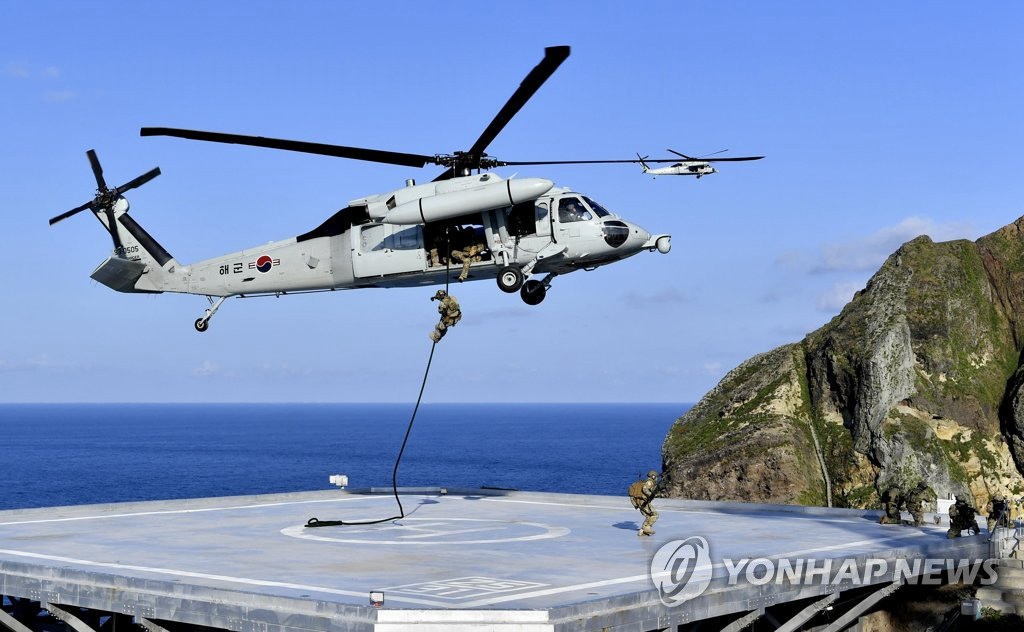8月25日，韓國在獨島及附近海域展開東海（即日本海）領土守護演習。圖為搭乘海上機動直升機(UH-60)降落在獨島的韓國特種兵戰士。