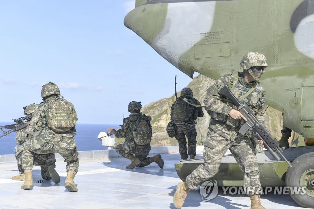 圖為8月25日，海軍迅速機動部隊隊員從陸軍Chinook(CH-47)直升機上降落進行訓練。