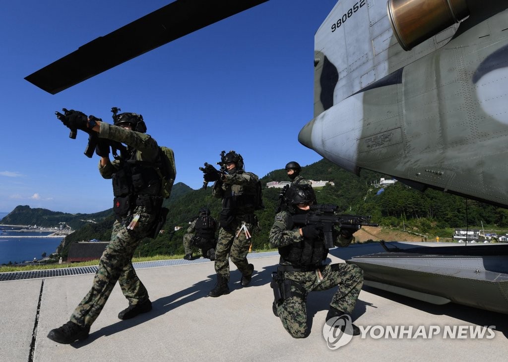 圖為8月陸軍特種部隊士兵從Chinook(CH-47)直升機降落進入郁陵島。