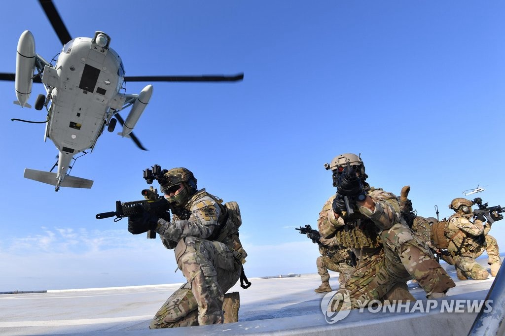 圖為8月25日，韓國特種兵戰士(UDT/SEAL)從海上機動直升機(UH-60)上降落在獨島進行戒備。