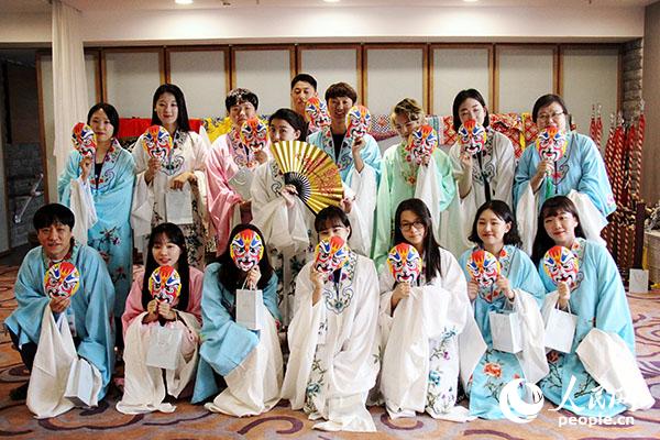 韓國青少年代表團學生在京劇體驗課上合影留念。 陳尚文攝