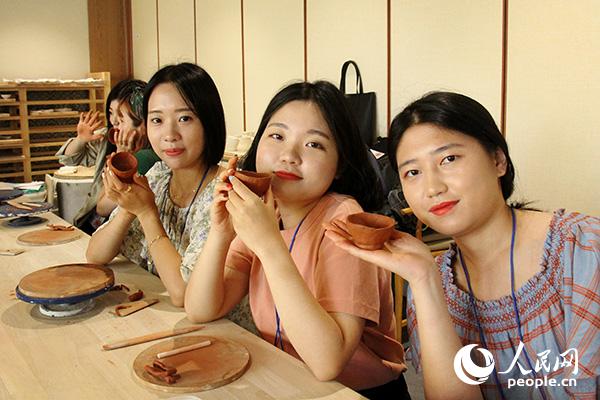 韓國學生展示陶瓷體驗作品。 陳尚文攝