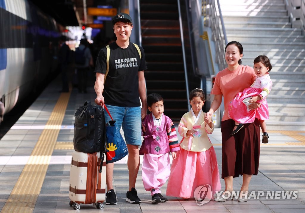一家五口中，兩位家長在返鄉路上面露喜色，為增加節日氣氛，還特地為孩子們換上韓國傳統服飾。