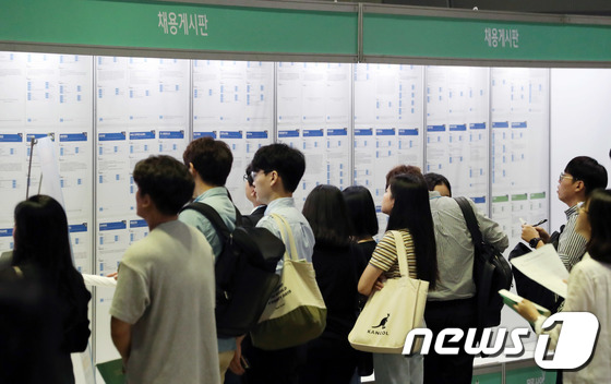 韓國求職者正在查看招聘信息。圖片來源：news1