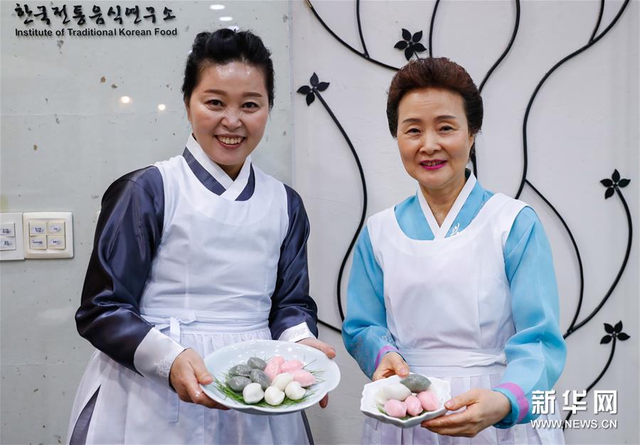 9月10日，在位於韓國首爾的韓國傳統飲食研究所，所長尹淑子（右）和徒弟展示做好的鬆餅。新華社記者王婧嬙攝