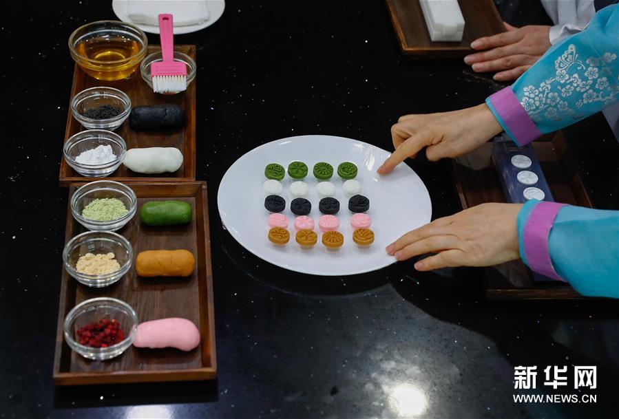9月10日，在位於韓國首爾的韓國傳統飲食研究所，所長尹淑子在制作茶食。新華社記者王婧嬙攝