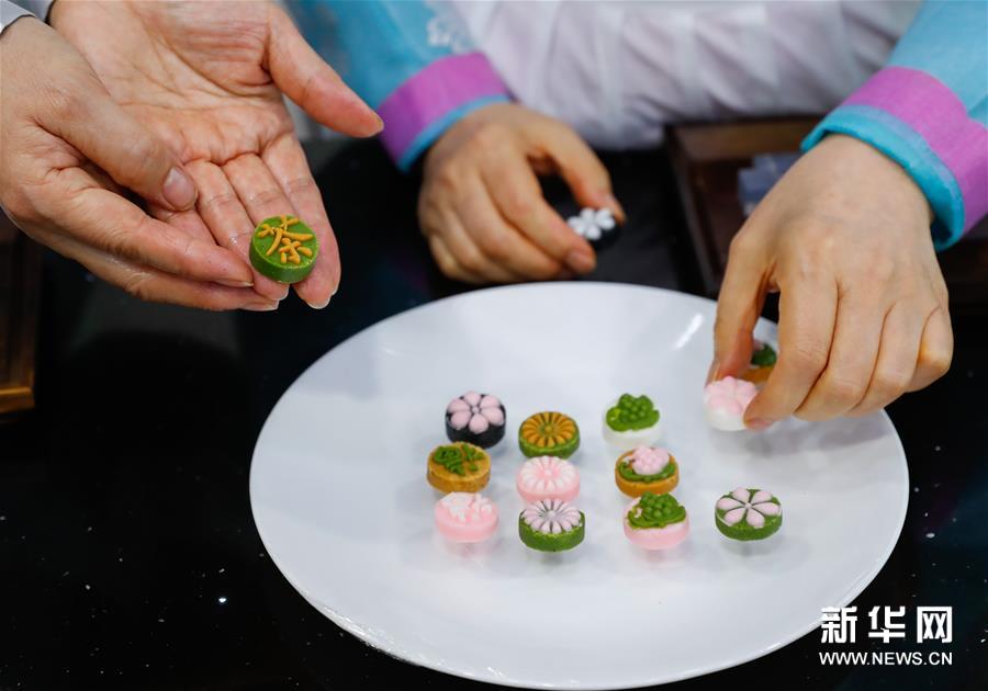 9月10日，在位於韓國首爾的韓國傳統飲食研究所，所長尹淑子（右）和徒弟將壓制好的茶食擺盤。新華社記者王婧嬙攝