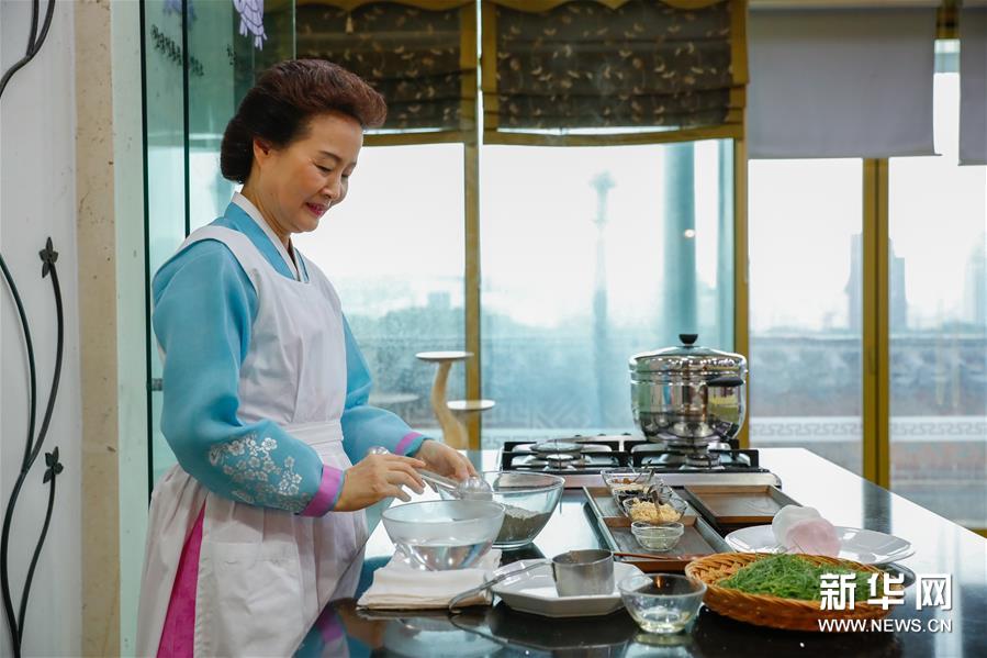 9月10日，在位於韓國首爾的韓國傳統飲食研究所，所長尹淑子在准備制作鬆餅。新華社記者王婧嬙攝