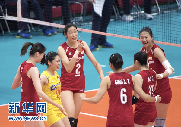 9月14日，中國隊球員朱婷（左三）與隊友在比賽中慶祝得分。新華社記者朱煒攝