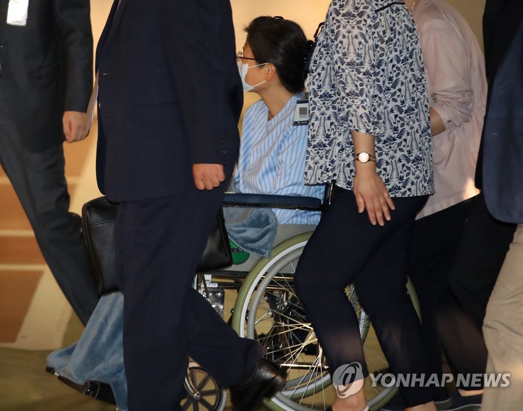 朴槿惠戴口罩坐輪椅保外就醫 明天將接受左肩手術【3】
