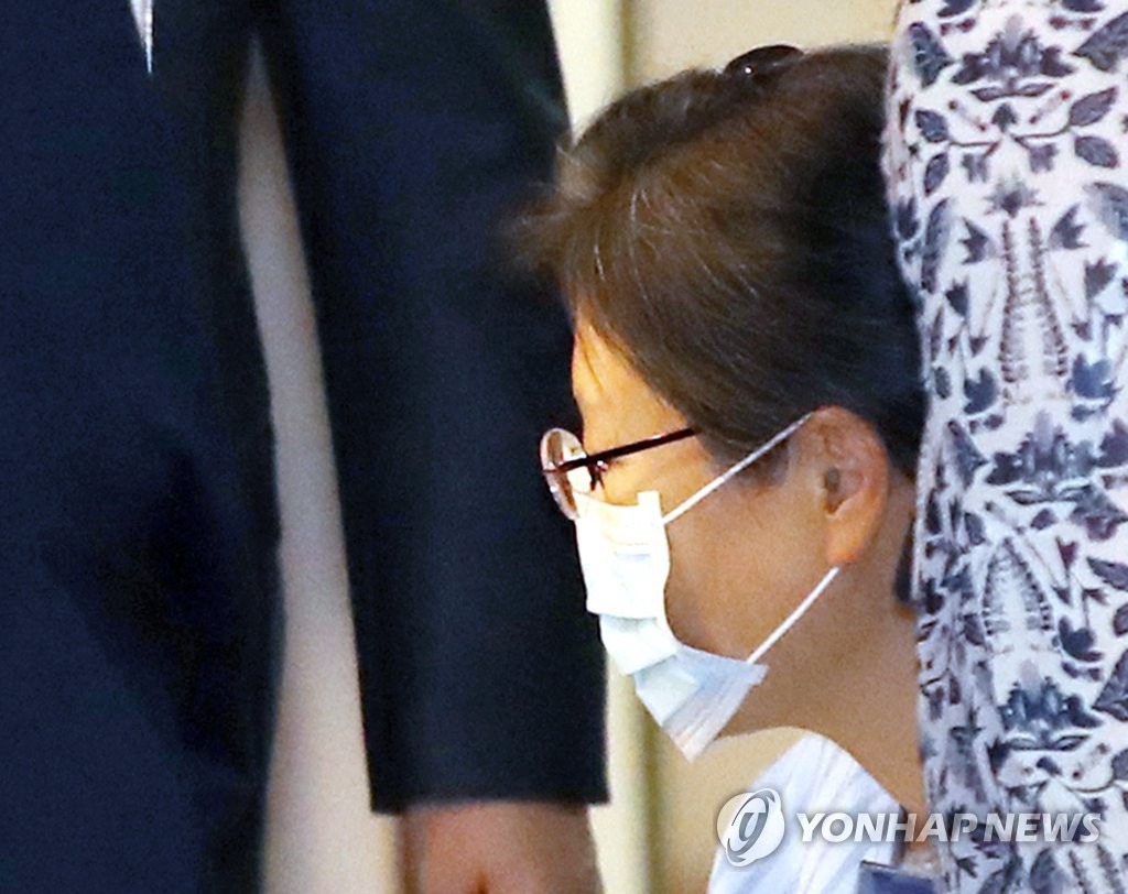朴槿惠戴口罩坐輪椅保外就醫 明天將接受左肩手術【5】
