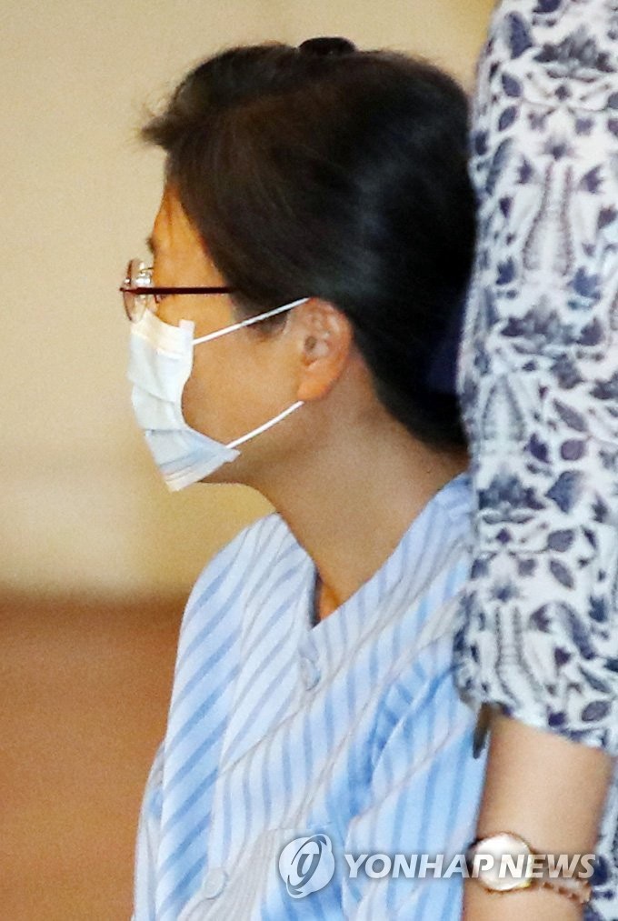 朴槿惠戴口罩坐輪椅保外就醫 明天將接受左肩手術【6】