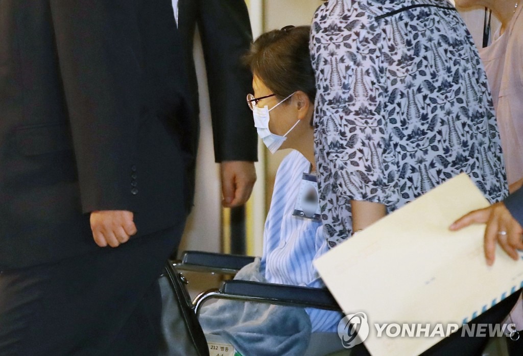 朴槿惠戴口罩坐輪椅保外就醫 明天將接受左肩手術【4】