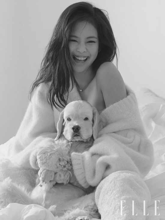 Jennie金智妮慵懶風時尚寫真公開 懷抱愛犬甜笑畫面溫馨【組圖】【3】