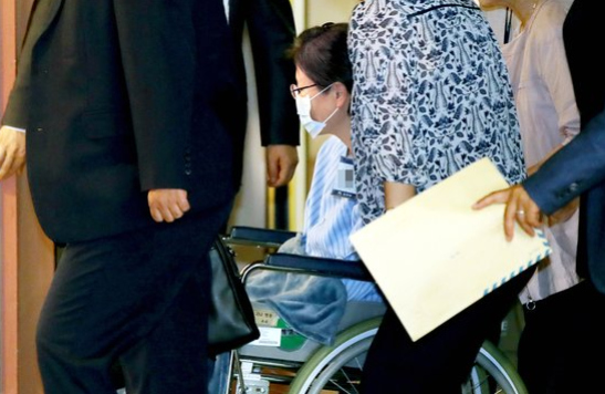 當地時間16日，在首爾聖母醫院，韓國前總統朴槿惠坐著輪椅正被推進VIP病房。（圖片來源：《中央日報》）