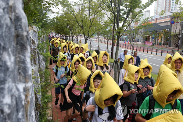 韓國小學生進行地震疏散演練。圖片來源：韓聯社