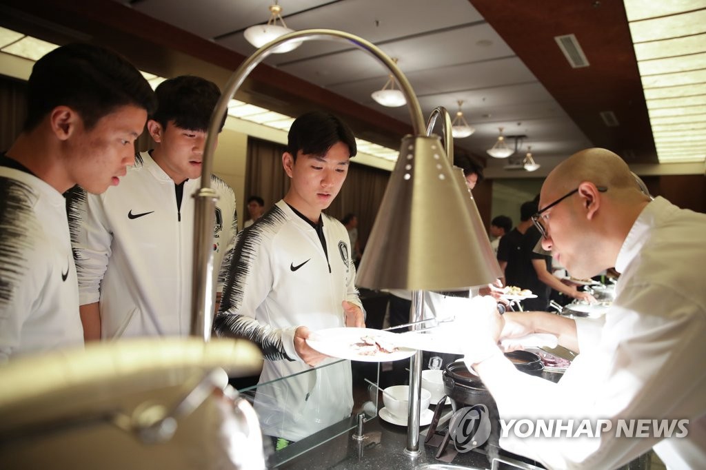 圖為韓國足球代表隊在北京首都機場某酒店用晚餐。