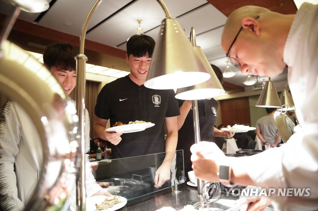 圖為韓國足球代表隊在北京首都機場某酒店用晚餐。