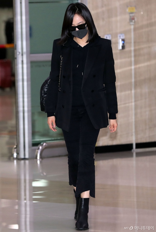 16日晚，宋茜抵達韓國，並用黑超、口罩遮面，情緒低沉。