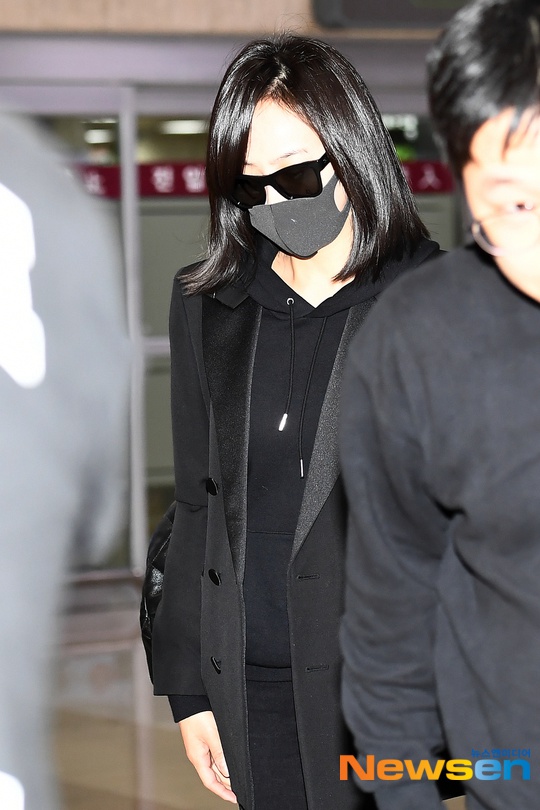 16日晚，宋茜抵達韓國，並用黑超、口罩遮面，情緒低沉。
