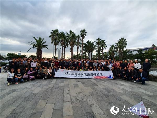 10月22日，中国青年友好使者代表团在济州机场合影。